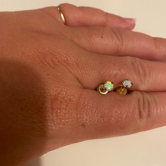 White opal studs - Picture 3 of 3